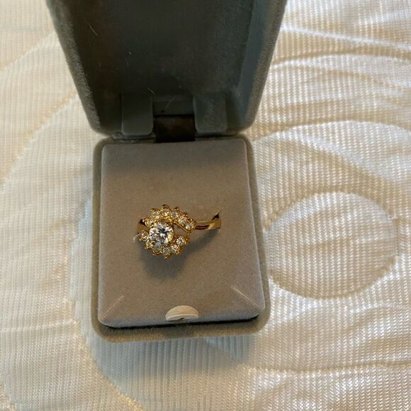 14 K gold- plated cubic wedding/ engagement zirconia ring in size 8 NWT Classic - Picture 10 of 10